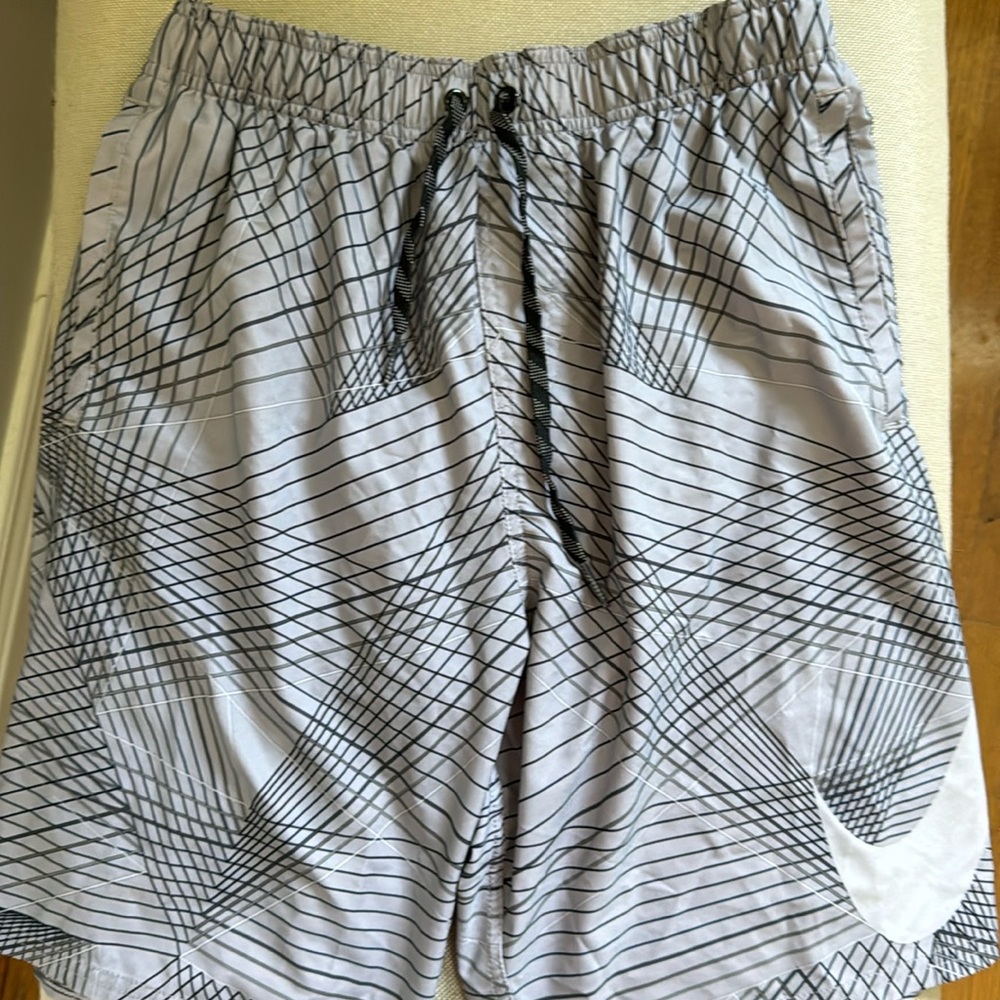 Men’s Nike swim trunks Sz S EUC drawstring, 2 pockets & 1 inside pocket. Grey